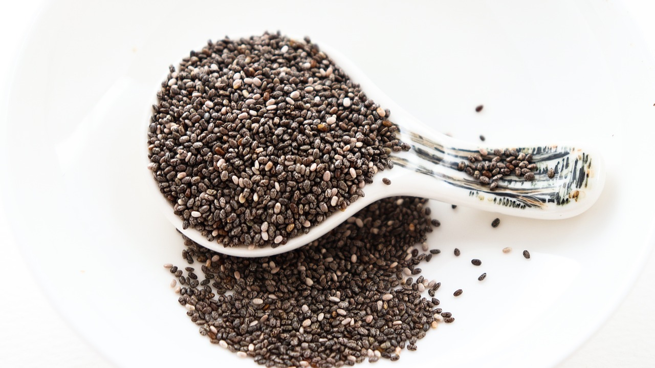 चिया सीड्स आणि सब्जामध्ये फरक काय? | Chia seeds vs Sabja seeds